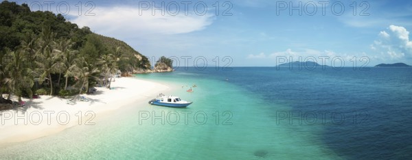 Schönes Strandpanorama Blick über eine Rawa Insel. Weißer Sandstrand von oben gesehen. Malaysia