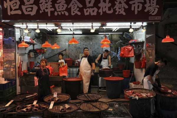 11.10.2014, Hong Kong, People's Republic of China, Asia, Fish vendors wait for customers at a street market in Hong Kong's working-class neighbourhood of Mong Kok, Asia