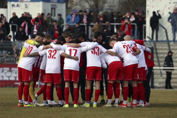 Evoking team spirit and getting in the mood for the important basement derby, the players of Hesse Kassel in front of the match of the Football-RL SW 24-25: 22nd Sptg: FC 08 Villingen vs KSV Hesse Kassel, Villingen-Schwenningen, Germany / Germany