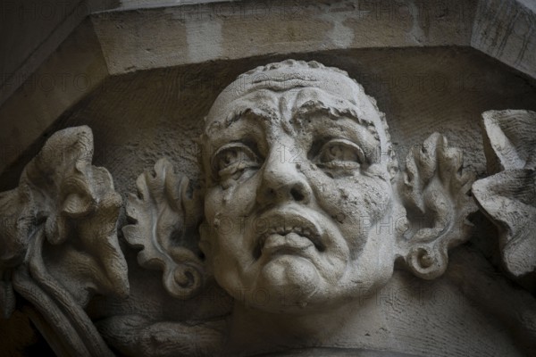 Rostro tallado en las columnas de Sukiennice, Rynek G?ówny, plaza del mercado, Cracovia, voivodato de Pequeña Polonia, Polonia, eastern europe
