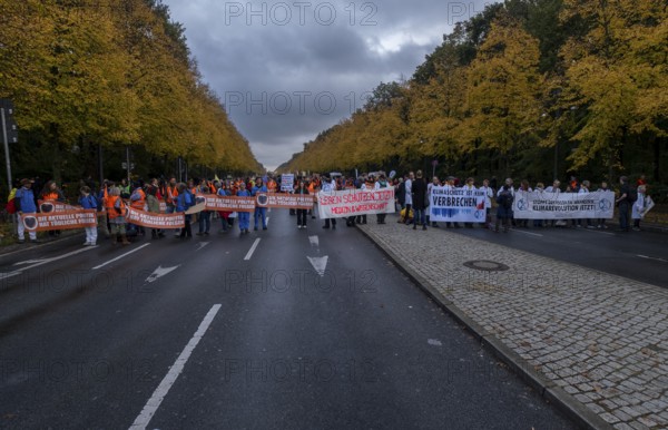 Germany, Berlin, 28.10.2023, Climate activists protest with mass occupation, Climate activists demonstrated on Saturday (28.10.2023) for a phase-out of fossil fuels with a mass occupation of Strasse des 17. According to the police, several hundred people took part in the protests at the Victory Column, some of whom blocked the street while sitting down. The police explained that it was forbidden to stick to the road. The protest was organised by the Last Generation initiative. The protests, modelled on those in the Netherlands, were intended to express the demand for an end to subsidies for fossil fuels, Europe