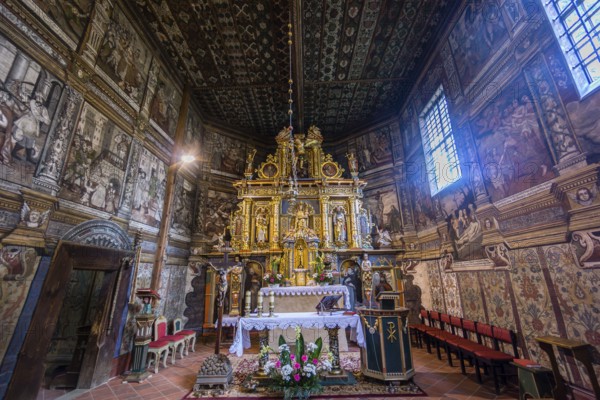 Capilla y techo con policromía del año 1655, glesia del arcángel San Miguel, siglo XV-XVI construida integramente con madera, Binarowa, Malopolska, voivodato de la Pequeña Polonia, Cárpatos, Polonia