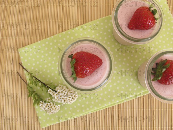 Strawberry dessert with gelatine and fresh strawberries