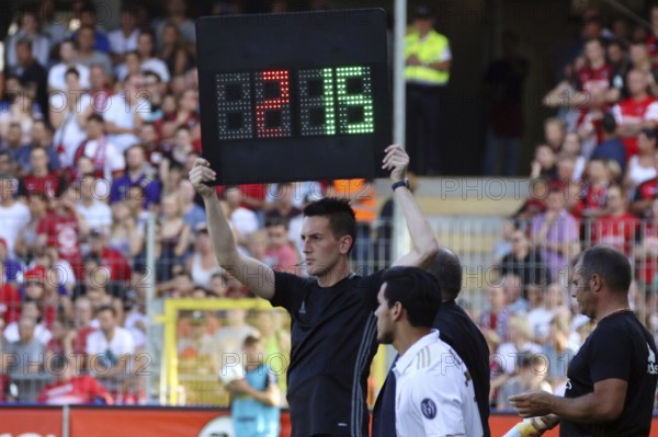 First major assignment in international professional football: Referee Tobias Döring (Klengen) on the touchline as fourth official at the match between SC Freiburg vs. AC Milan