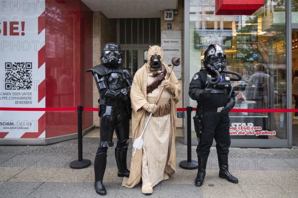 04.05.2024, Berlin, Germany, Europe, Star Wars fans in various costumes stand outside the Lego store on Tauentzienstrasse in Berlin-Charlottenburg on the informal Star Wars Day May the 4th be with you . Star Wars Day is celebrated annually on 4 May to commemorate the Star Wars series created by filmmaker George Lucas, Europe