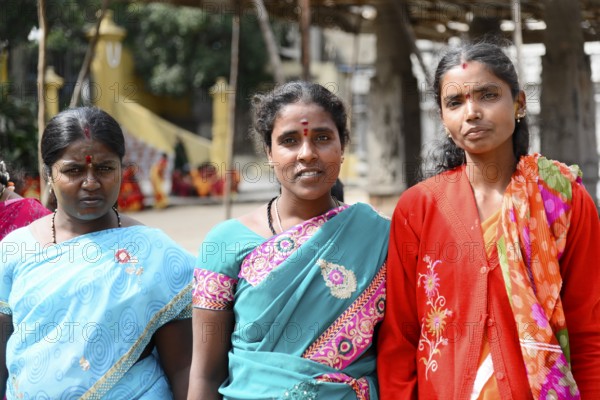 Ekambareshvara Temple, Kanchipuram, Tamil Nadu, India, Asia, Group of woman in vividly patterned saris representing traditional dress and culture, South India, Asia