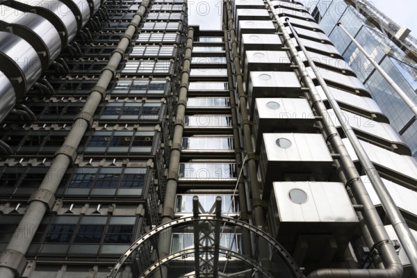 Exterior view, Lloyds Administration, London, England, United Kingdom, Europe Modern high-rise façade with glass and metal structures in an urban environment, London region, Europe