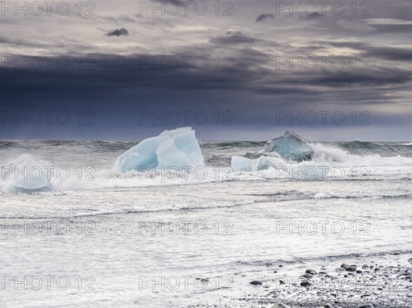 Diamond Beach, icebergs in the surf, near Jökulsarlon glacier lagoon, Vatnajökull National Park, Hornafjörður, South Iceland, Iceland, Europe