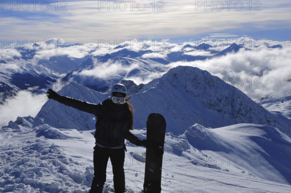 Snowboarder enjoys the magnificent mountain view on the Weissfluhjoch above Davos