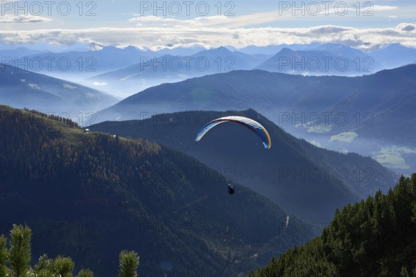 Paragliders, paragliders, paragliding, at the Bischlinghöhe, near the village of Werfenweng, Tennengebirge in Salzburger Land, Austria, Europe