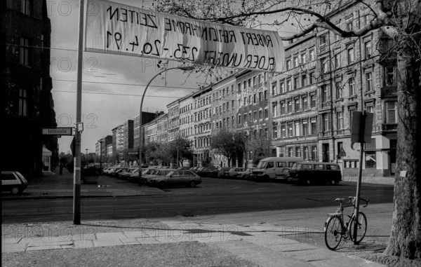 Germany, Berlin, 21.04.1991, Oderberger Straße / Kastanienallee, in front of a temporary gallery, Europe