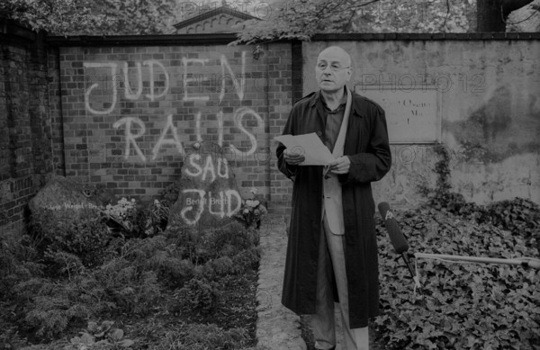 GDR, Berlin, 12 May 1990, demonstration/ rally against the desecration of Brecht's grave, Jews out, Saujud, Dorotheenstädtischer cemetery, Manfred Wekwerth (director of the Berliner Ensemble)