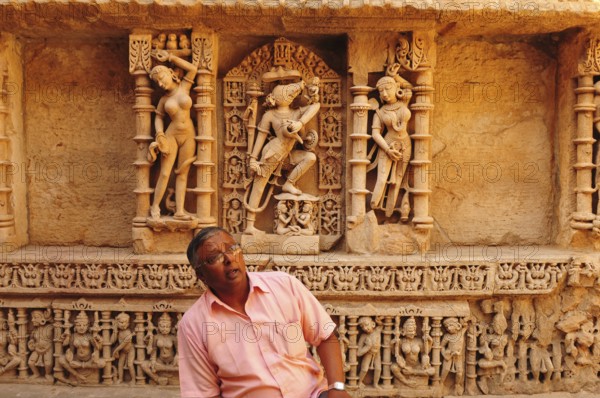 Gujarat, Indien: Führer erklärt die Geschichte des Hindu-Sandstein-Tempels Rani ki Vav (1063 n. CHr.) in Patan der Solanki Dynastie, der als Wasserspeicher (Step Well) diente
