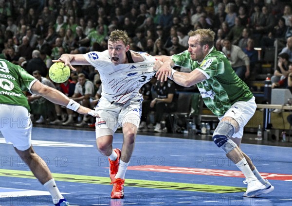 Handball, Daikin HBL, Fuechse Berlin - HSV Hamburg f.l. Moritz Sauter (HSV Hamburg), Max Darj (Füchse Berlin) duel, fight, tackle
