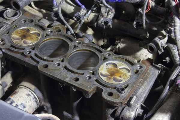 4 cylinders of the car engine in oil, the engine disassembled during repair
