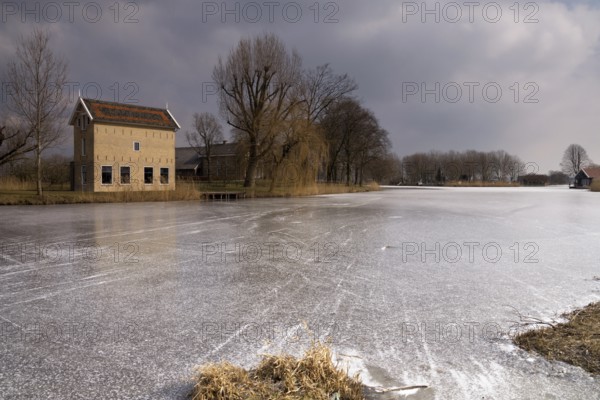 The Appel House is a monumental barn along the Alblas River on the Hof Souburgh grounds near Alblasserdam