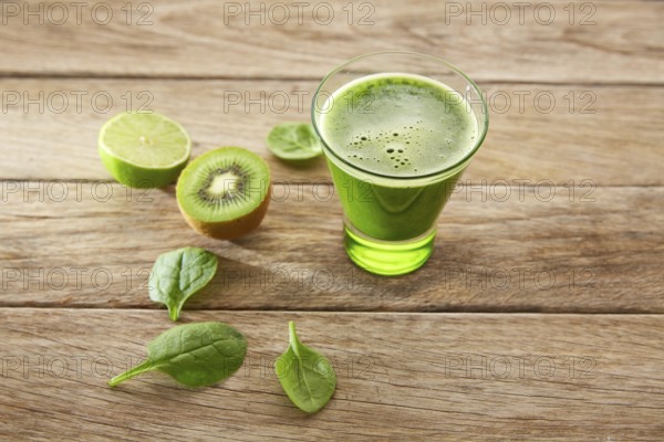Detox green juice cleansing recipe with also kiwi lemon cucumber spinach