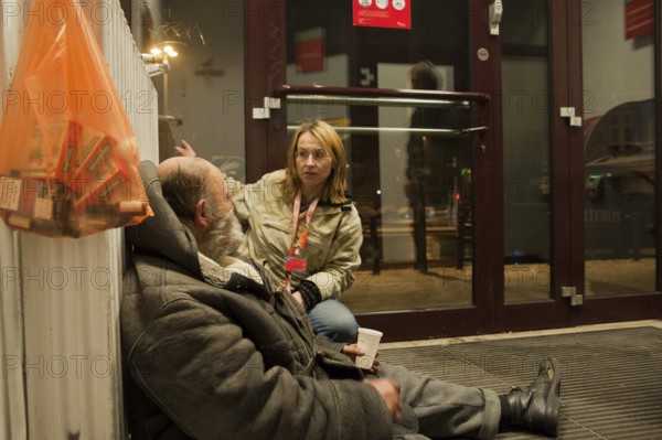 Germany, Berlin, 08.12.2012, cold bus of the Berlin City Mission (Lehrter Bahnhof), picks up homeless people lying in the cold and takes them to shelters for the homeless, Sparkasse am Innsbrucker Platz, Susannah from the cold bus, Europe