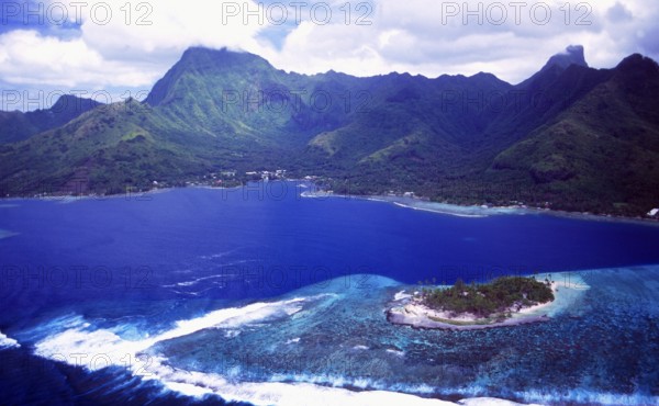 French Polynesia: Cook Bay on Moorea Island