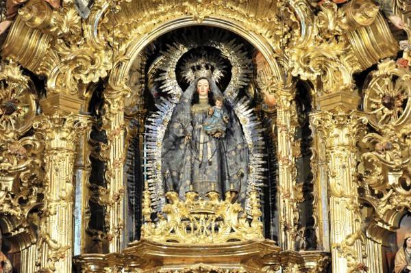 Detail of a Baroque altar with a gilded statue of the Madonna and Child Jesus, Iglesia de Santa Maria de la Asuncion, Arcos de la Frontera, Province of Cadiz, Andalusia, Spain, Europe