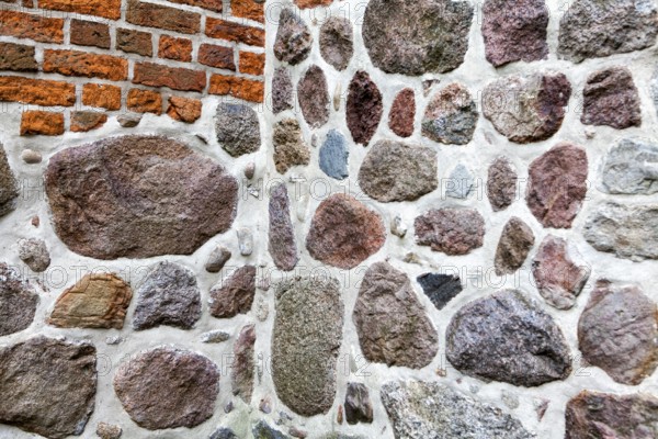 Old stone wall made of erratics rocks and bricks, Church of St. Urbanus, Dorum, Lower Saxony, Germany, Europe, Steinmauer aus Feldsteinen und Ziegelsteinen, Kirche St. Urbanus, Dorum, Niedersachsen, Deutschland, Europa, Europe