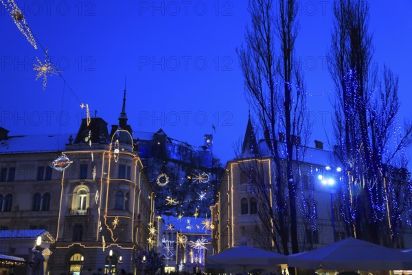 The Three Bridges over the Ljubljanica River, Ljubljana Castle at dusk at Christmas time, Ljubljana Ljubljana, Central Slovenia Upper Carniola, Slovenia, Europe
