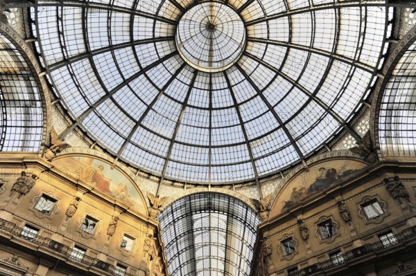 Vittorio Emanuele II Gallery, glass dome seen from the arcade, first covered shopping arcade in the world by architect Giuseppe Mengoni, 1872, Milan, Milano, Lombardy, Italy, Europe, Impressive glass roof dome of a historic building, through which the sunlight illuminates the ornately decorated walls, Europe