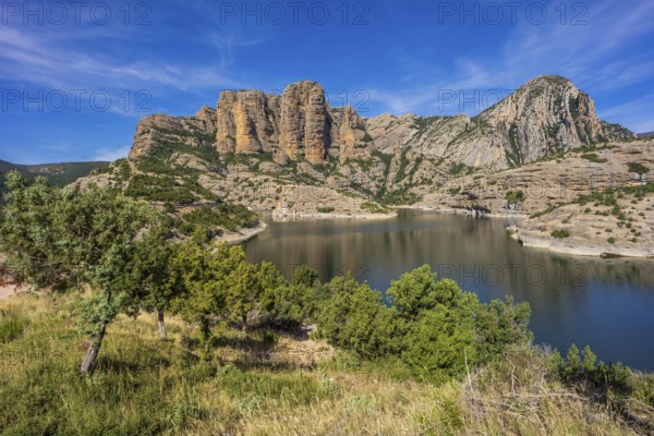 Mallos de Ligüerri and Vadiello reservoir, Sierra and Canyons of Guara Natural Park, Huesca, Aragon community, Spain, Europe