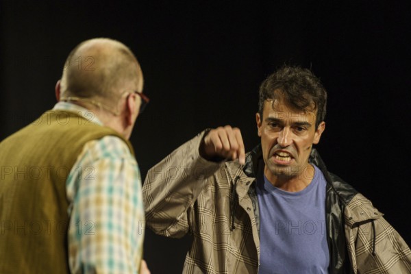 Escalar un gegant, theatrical performance, performed by Xavi Núñez and Santi Pons, directed by Bernat Molina, La Lluna en Vers festival, Binissalem, Mallorca