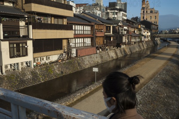 26.12.2017, Kyoto, Japan, Asia, A woman crosses a bridge over the Kamo River in Kyoto early in the morning, Asia