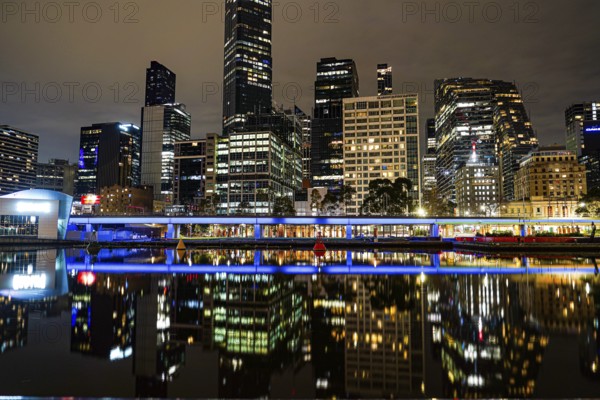 Night view and river light trails (Melbourne). Shooting Location: melbourne