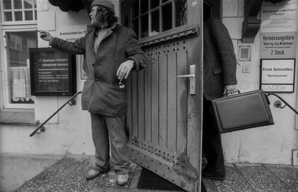 Germany, Sternberg, 12.01.1992, Citizen with liquor bottle in Sternberg / Mecklenburg, labour office, Europe
