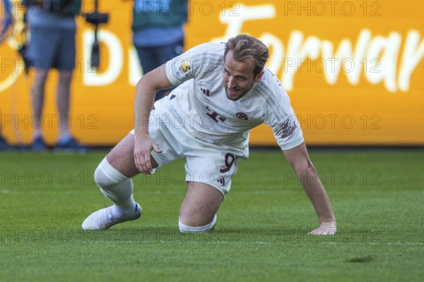 Football match, Harry KANE Bayern Munich rise up with difficulty after a missed opportunity, Voith-Arena football stadium, Heidenheim