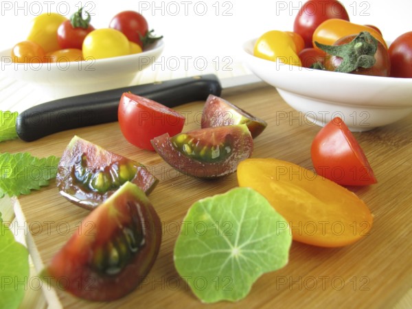 Preparation of tomato salad with herbs