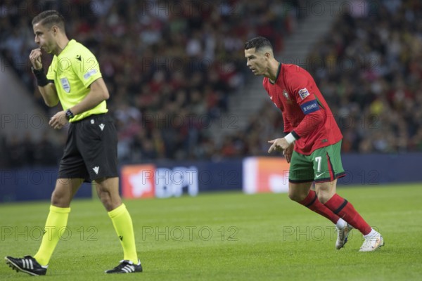 Football match, referee Donatas RUMSAS LTU left whistles for a free kick, captain Cristiano RONALDO CR7 Portugal starts the run-up to the free kick, sequence 28, Estadio do Dragao, Porto, Portugal, Europe