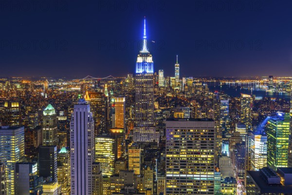 Downtown night view seen from the top of the Rock (Rockefeller Center Observation Deck). Shooting Location: New York, Manhattan
