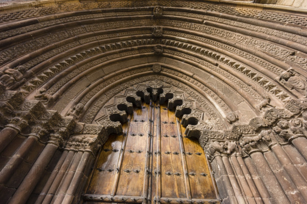 Portada ojival y arquería polilobulada, iglesia de San Román, edificada hacia 1200, Cirauqui, comunidad foral de Navarra, Spain, Europe