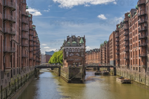 Hamburg Deutschland Zeitraffer, Stadtsilhouette an Speicherstadt und Kanal