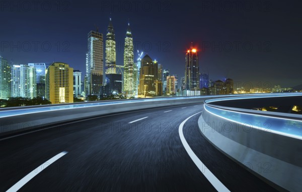 Highway überpass moderne Stadt Skyline Hintergrund .Night Szene