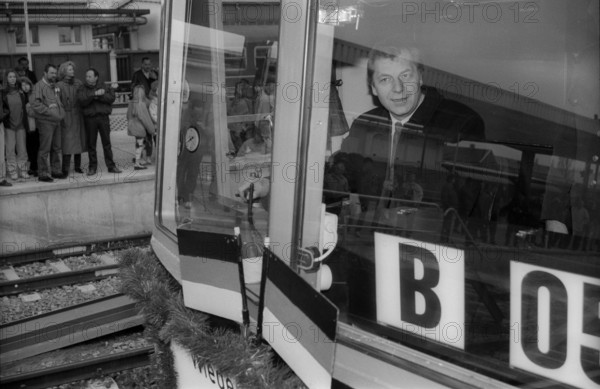 Germany, Potsdam, 01.04.1992, Reopening of the Berlin Potsdam S-Bahn line, Eberhard Diepgen, Mayor of Berlin, in the driver's cab, Potsdam Stadt S-Bahn station, Europe