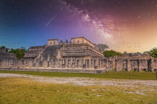 Tempel der Krieger in Chichen Itza, Quintana Roo, Mexiko. Maya Ruinen in der Nähe Cancun mit Milchstraße Galaxy Sterne Nachthimmel