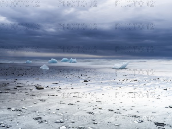 Diamond Beach, icebergs on the black lava beach, near Jökulsarlon glacier lagoon, Vatnajökull National Park, Hornafjörður, South Iceland, Iceland, Europe