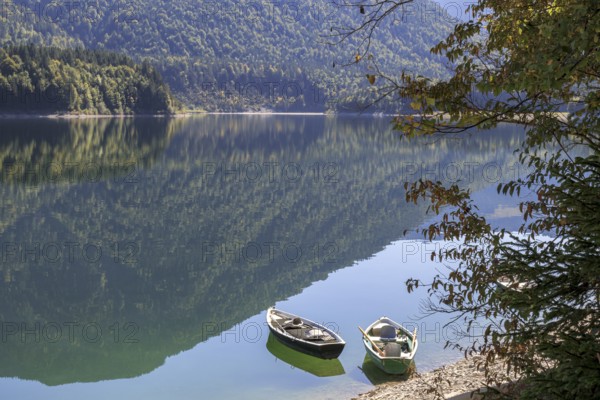 Autumn atmospheric picture, rowing boats on the shore of the Sylvenstein reservoir, reflection, Oberbyern, Germany, Europe