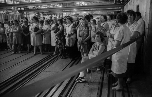 Germany, Kahla, 20.12.1991, Kahla porcelain factory, workforce (female workers) at the works meeting, Europe