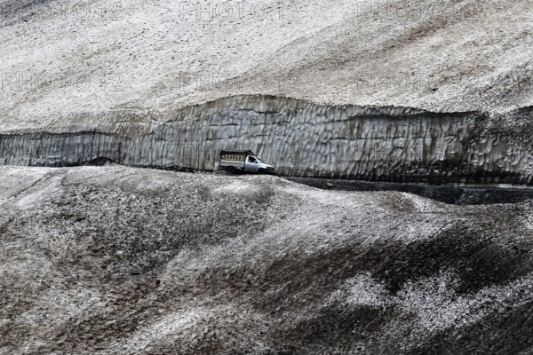 Transport van, Khardungla pass glacier, Jammu and Kashmir, India, Asia