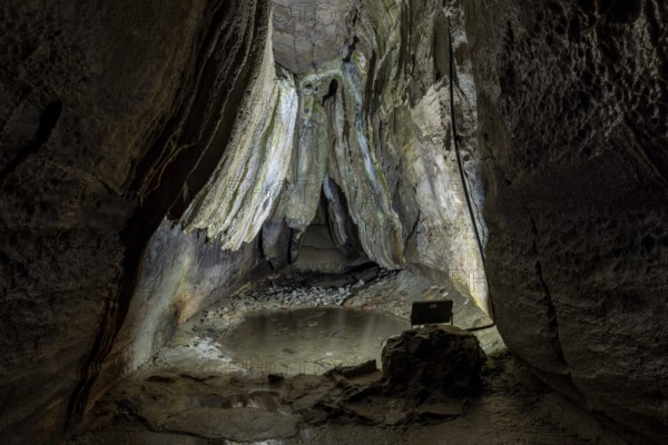 Gothic arch, formation in the stalactite cave, Ingleborough Cave, Clapham, Yorkshire Dales, England, Great Britain