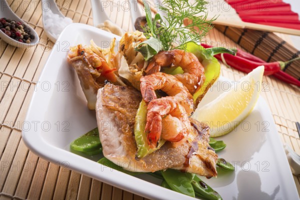 Shrimps with fish and vegetables