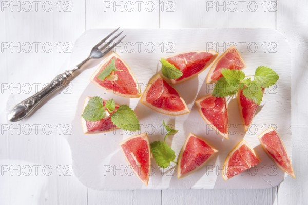 Presentation on cutting red grapefruit segments