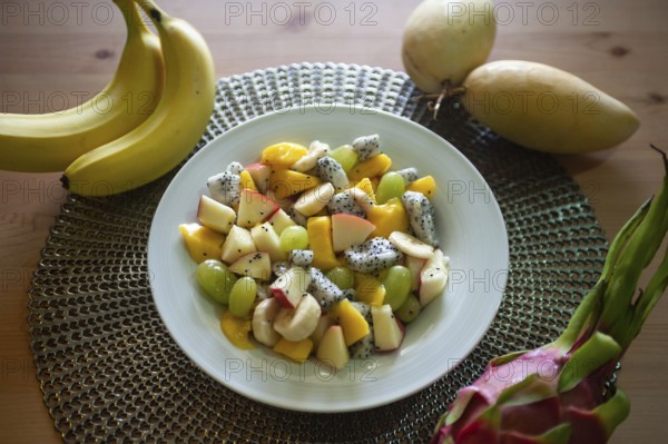 07.04.2019, Singapore, Republic of Singapore, Asia, Freshly prepared fruit salad with mango, banana, green grapes, apple and dragon fruit, Asia