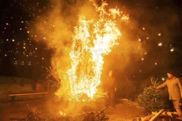 Christmas tree burning on the Kleinnauendorf fairground. The local history association G-Haus invited people to a fiery spectacle to part with their old Christmas trees. What was particularly remarkable was the fact that there were very quickly burning specimens and, in turn, almost unburnable ones, Kleinnauendorf, Saxony, Germany, Europe